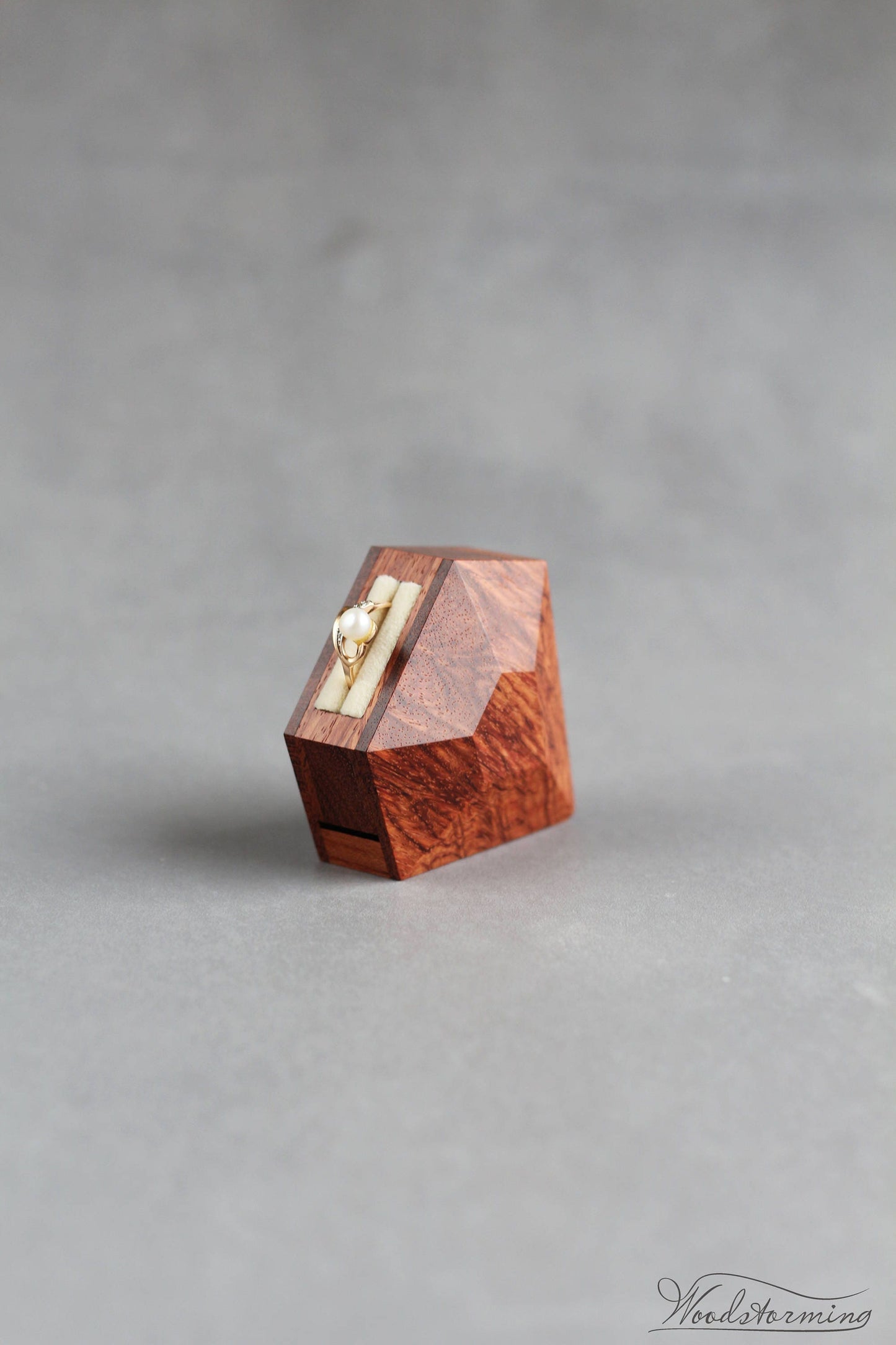 Diamond shape ring display box by Woodstorming