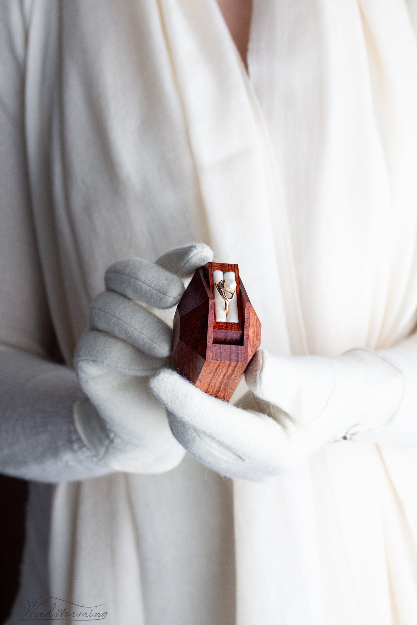 Diamond shape ring display box by Woodstorming